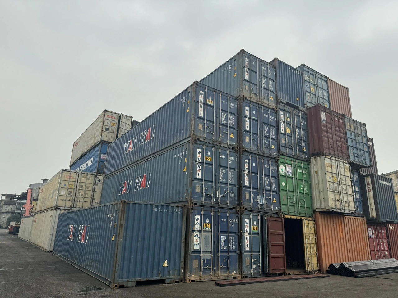 Container 40'GP hãng Wanhai dùng đóng hàng làm kho